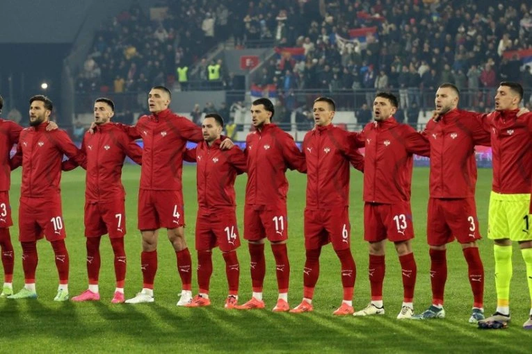 U TIRANI ZAPLENJENO NA STOTINE ZASTAVA! Jedna je ipak ostala u životu, ali je POPRILIČNO SRAMNA (FOTO)