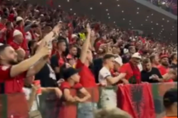 SKANDIRALI SU IME RATNOG ZLOČINCA - ALBANSKI NAVIJAČI NEMAJU MERU: Evo šta se pevalo pred utakmicu (VIDEO)