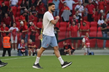 OVAKO SE VELIKI MITAR KRSTI PRED HILJADAMA ALBANACA! Srbin S VEROM U BOGA krenuo po pobedu!