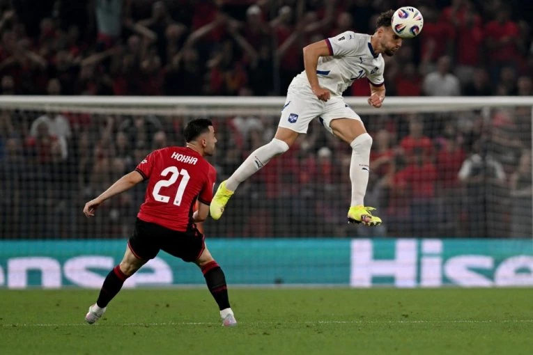 JOŠ JEDAN IGRAČ SRBIJE POGOĐEN, A SUDIJA HTEO DA SE ŠTO PRE NASTAVI MEČ! Da li će neko da sankcioniše varvarsko ponašanje Albanaca?!