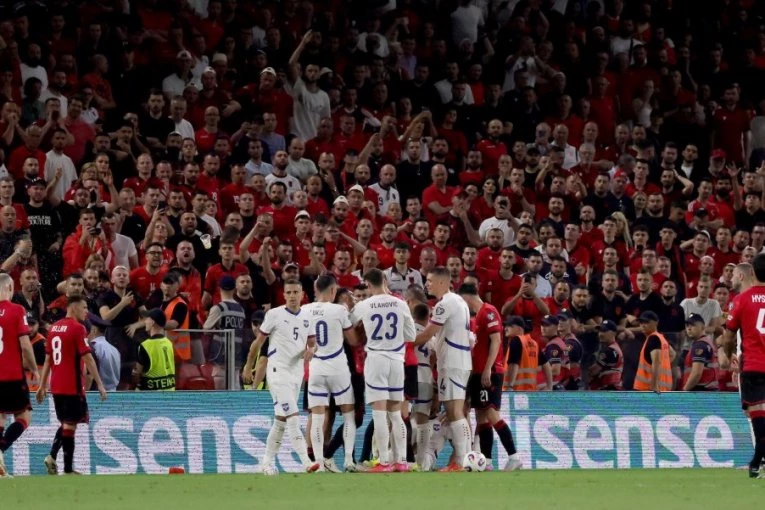 OVO NIJE HUMANO! Još jedan fudbaler Srbije žrtva albanskih navijača, SUDIJA NA KRATKO PREKINUO MEČ!