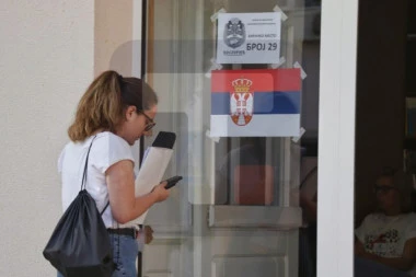 GRUPA MOTOCIKLISTA UZNEMIRAVALA GLASAČE U KOSJERIĆU! Biračka mesta otvorena na vreme i bez neregularnosti