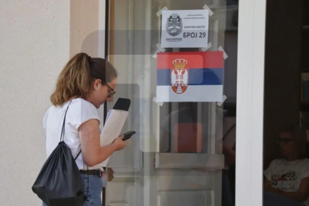 GRUPA MOTOCIKLISTA UZNEMIRAVALA GLASAČE U KOSJERIĆU! Biračka mesta otvorena na vreme i bez neregularnosti