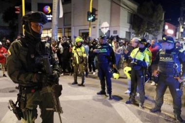 KO JE SUMNJIVA ŽENA SA SNIMKA? Minut pre atentata na predsedničkog kandidata napadaču nešto ŠAPUĆE NA UHO (VIDEO)
