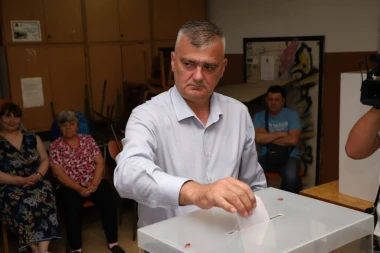 KANDIDAT SNS ZA GRADONAČELNIKA ZAJEČARA OBAVIO GRAĐANSKU DUŽNOST: Vladimir Videnović ranim jutrom izašao na glasanje
