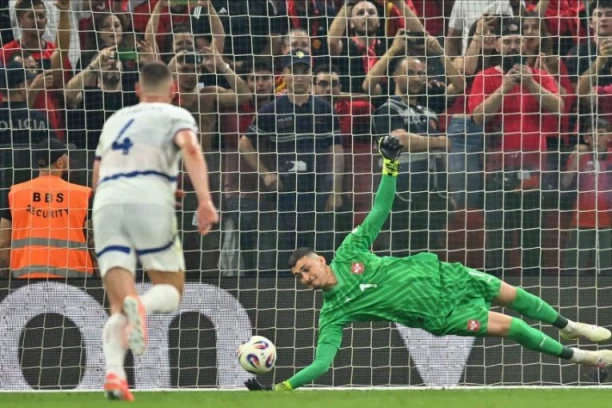 ALBANSKI KOMENTATOR POTONUO UŽIVO, ĐORĐE PETROVIĆ MU POMUTIO PLANOVE (I PESMU): Pogledajte njegovu reakciju nakon odbrane Srbina! (VIDEO)