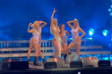 PRAVI SNIMAK IZ ODŽAKA SA KARLEUŠINOG KONCERTA - Jelena ne može da sakrije ISTINU, evo koliko je ZAISTA LJUDI BILO! (VIDEO, FOTO)