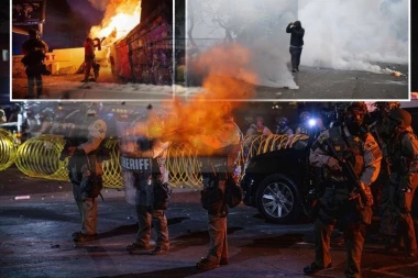 NULTA TOLERANCIJA: Policija u demokratskoj Americi blokadere gazi konjima i tuče ih na svakom koraku (VIDEO)