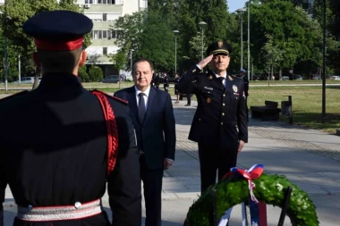 U ZNAK SEĆANJA NA POGINULE POLICAJCE! Ministar Dačić položio venac na spomen-obeležje u Beogradu