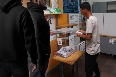 GRUBO KRŠENJE IZBORNOG PROCESA U ZAJEČARU:  Grupica muškaraca obučenih u crno preti građanima koji su se zaputili na glasanje