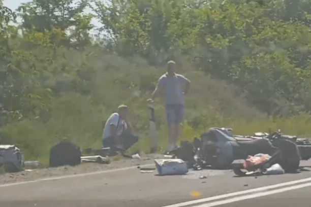 TEŽAK UDES NA IBARSKOJ MAGISTRALI! Motocikl ostao na kolovozu kod Rušnja - DELOVI RASUTI PO PUTU! (VIDEO)