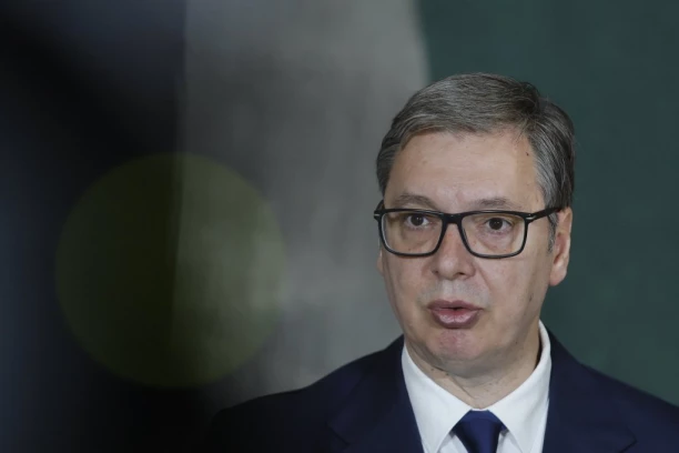 PREDSEDNIK VUČIĆ IZRAZIO SAUČEŠĆE POVODOM NESREĆE U TUZLI: Sa dubokom tugom primio sam vest o tragičnom požaru u domu za stare, spremni smo da pružimo pomoć!