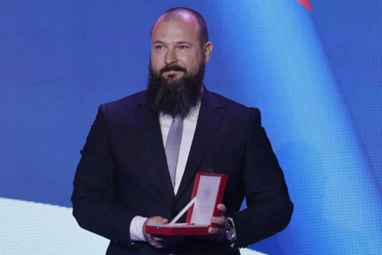 ZLATNA MEDALJA HRABROSTI I ČESTITOSTI! Zasluženo priznanje majoru Topaloviću za beskompromisnu borbu protiv korupcije!