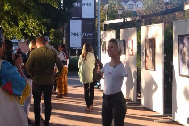 DIRLJIV SNIMAK KOJI JE RASPLAKAO SRBIJU: Video "devojke sa krilima" sa ćerkicom dirnuo ljude pravo u srce! (VIDEO)