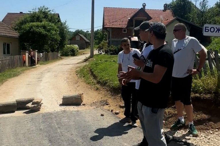 BLOKADERSKA SAČEKUŠA ZA NAROD U TUBIĆIMA: Spremni na sve, samo da onemoguće narodnu volju! (VIDEO)