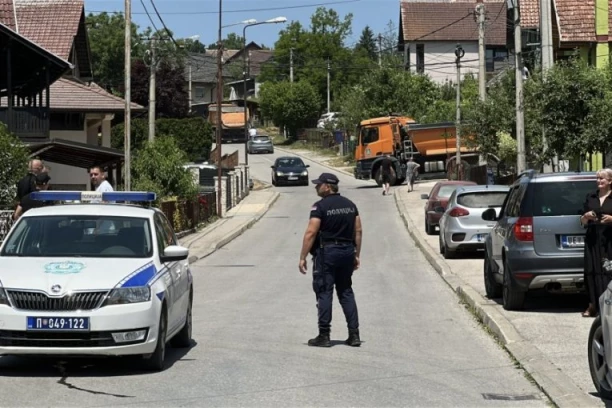 BAHATO I SRAMOTNO! Blokaderi-foteljaši upali u dvorište domaćina kod Kosjerića, pa počeli da ga maltretiraju