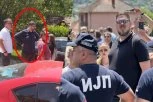 OPOZICIONARI SE SJATILI U KOSJERIĆ, LAZOVIĆ I ŠTIMAC BLOKIRAJU ULICE: Poslanik presreće automobile, brani ljudima na glasanje KORDON POLICIJE SPREČAVA NEREDE
