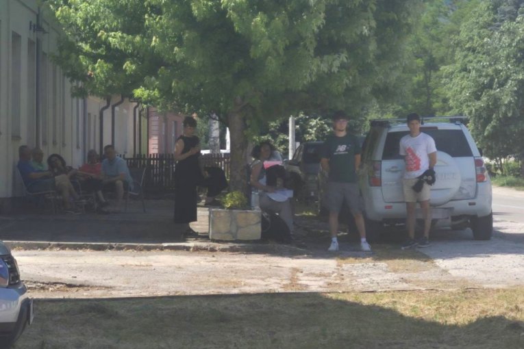 BLOKADERI NAPALI KOMBI SA RADNICIMA U ZAJEČARU: Nastavlja se haos na lokalnim izborima