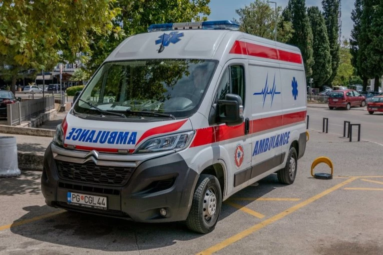 SAŠA KOVAČEVIĆ HITNO PRIMLJEN U BOLNICU NAKON NESREĆE U CRNOJ GORI! Poginule dve osobe, teško povređeno i dete (13) u jezivom udesu!