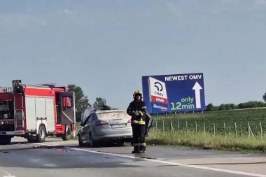 DRAMA KOD ISKLJUČENJA ZA STARU PAZOVU! Zapalio se automobil! (VIDEO)