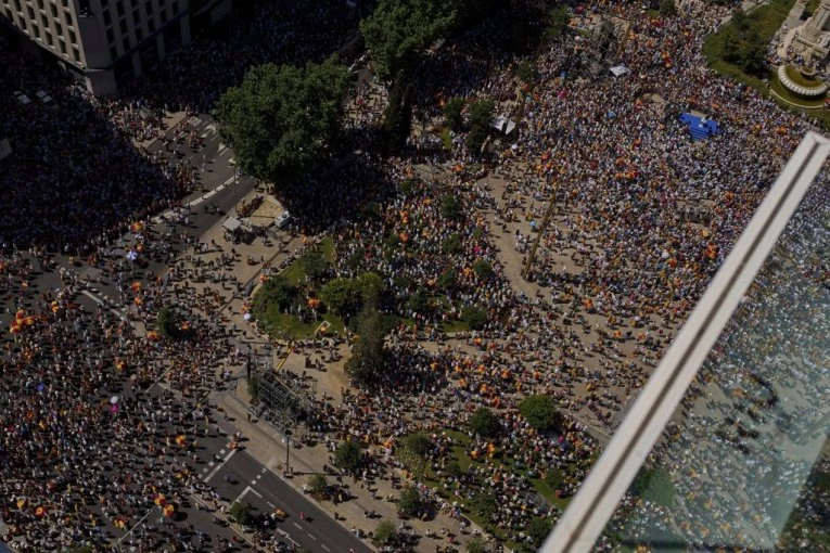 "MAFIJA ILI DEMOKRATIJA" Španci u Madridu traže ostavku Pedra Sančesa (VIDEO)