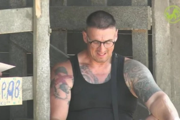 TI SI KAO ONAJ NA MOSTU ŠTO HOĆE DA SKOČI! Kristijan se ŠOKIRAO kada je video Božino pismo: Dojko bez mleka iz Iriga, je l' se ovako piše? (VIDEO)