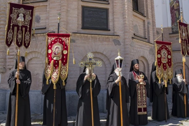 SVETOGORCI TRAŽE ZAŠTITU NA DELU, NE PRAZNA OBEĆANJA: Posle zemljotresa, monaška tišina prerasta u vapaj