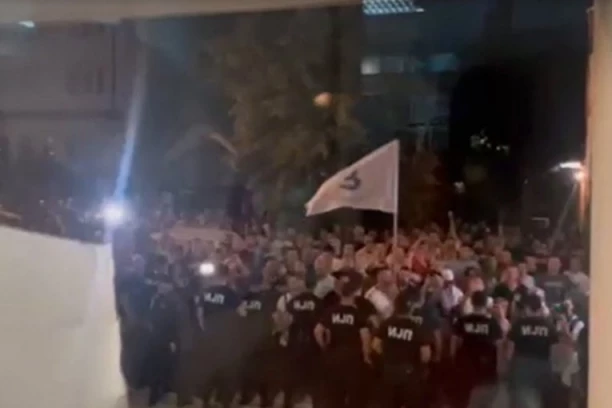 OPOZICIONARI U KOSJERIĆU SE NE SMIRUJU! Novinari pojedinih medija blokirani u zgradi opštine, ne daju im da izađu!