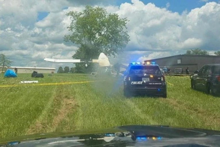 SRUŠIO SE AVION! Udario u drvo odmah nakon poletanja, vatrogasci i hitna pomoć na licu mesta!