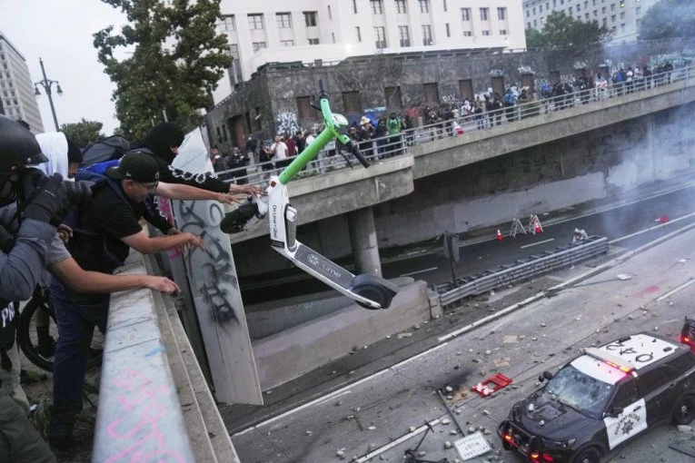 POTPUNI HAOS U LOS ANĐELESU! Demostranti se sukobili sa policijom, bačeni projektili sa biber sprejem! (FOTO)