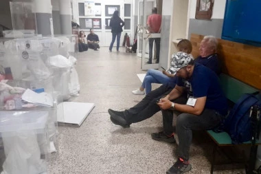 NASILJE BEZ PRESEDANA, ŠAMARALI NOVINARE! Blokaderi-foteljaši zarobili reportere, teror u zgradi opštine Kosjerić