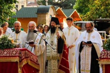 KANDILA, TIŠINA I HLEB BLAGODARNOSTI: Kako je Negotin uz petohlebnicu dočekao praznik Duhova