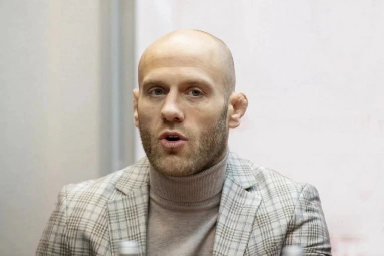 MMA BORCI U KLINČU ZBOG ŽENE! Prevarila me sa Džokerom Ilićem! (VIDEO)