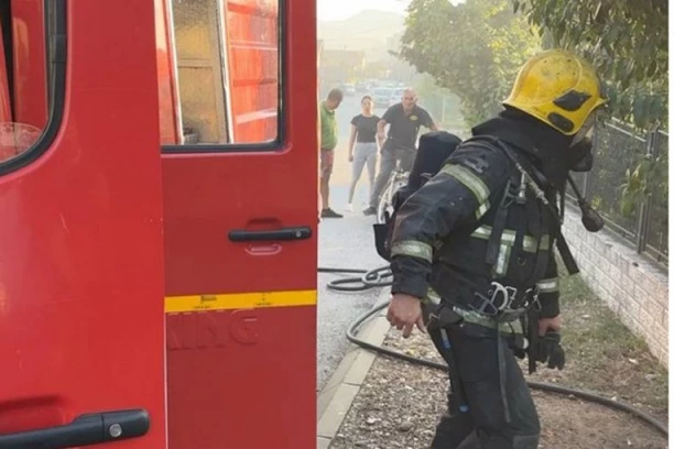 IZGORELA GARAŽA! Buktinja oštetila šest vozila, povređena i dva VATROGASCA!