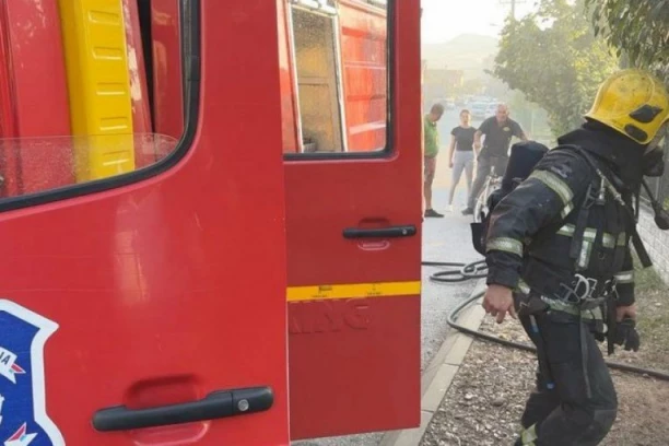 DETE OSTALO ZAKLJUČANO U AUTOMOBILU! Oslobodila ga trojica vatrogasaca-spasilaca: Drama u Beogradu!