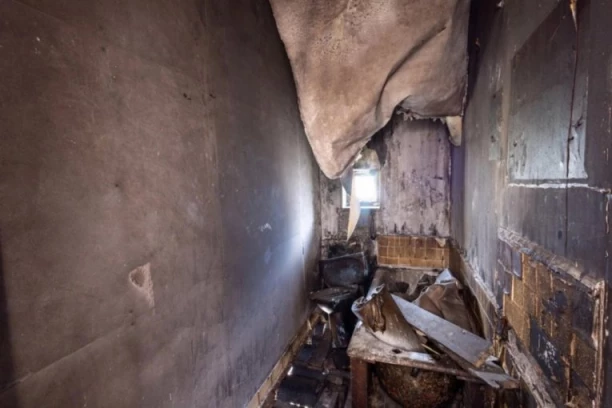 POŽAR U SVETINJI JE PODMETNUT: Oglasila se policija, na vratima sprejem iscrtan krst