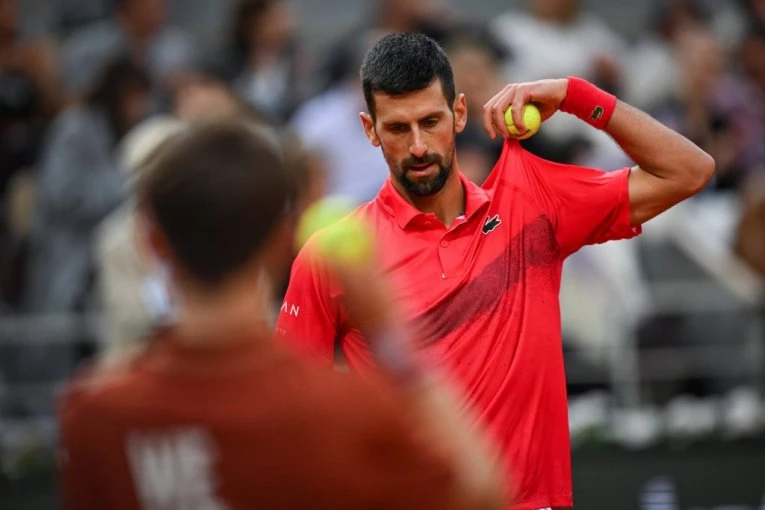 SVI SU PAMETNI KADA JE NAŠ NOLE U PITANJU! Veliko trenersko ime zabrinuto: Novak je izgubio ONU VATRU koja ga je činila NEPOBEDIVIM!