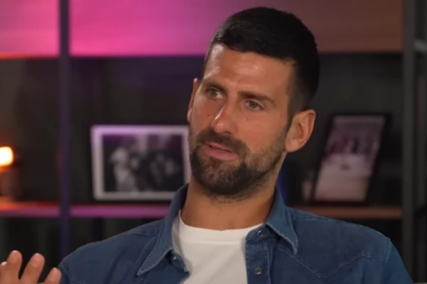 NOVAK ĐOKOVIĆ U PREPOZNATLJIVOM STILU: Promenio je frizuru, a onda zapevao ovaj svetski hit! (VIDEO)