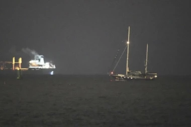 (UZNEMIRUJUĆI SNIMAK) ZAPALIO SE BROD NA KRSTARENJU: Više od 200 turista vrištalo i molilo za pomoć