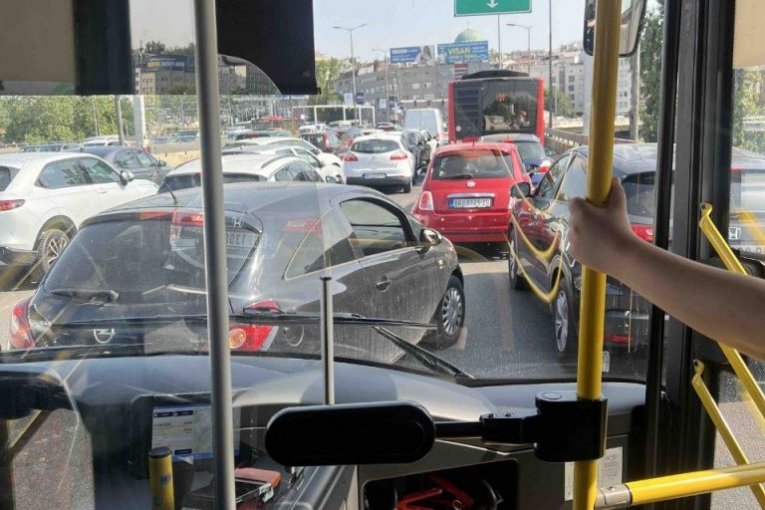 MALTRETIRANJE GRAĐANA OD RANOG JUTRA: Saobraćajni kolaps zbog blokada, vozila zaglavljena, ljudi očajni, ne mogu do svojih radnih mesta