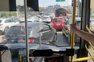 MALTRETIRANJE GRAĐANA OD RANOG JUTRA: Saobraćajni kolaps zbog blokada, vozila zaglavljena, ljudi očajni, ne mogu do svojih radnih mesta