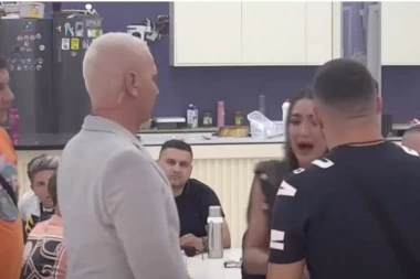 FIZIČKI KONTAKT, ANĐELA DOBILA UDARAC DIREKTNO U LICE! Voditelj odmah prekinuo emisiju, ISPLIVAO SNIMAK SKANDALOZNOG INCIDENTA!