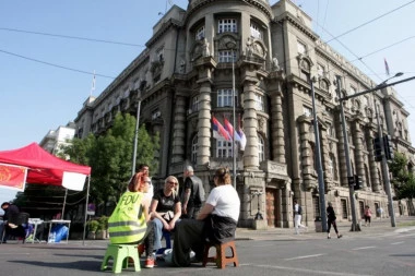 ŠOLAK MEDIJSKIM MANIPULACIJAMA OD NJIH PRAVI HEROJE! Kada istina izađe na videlo cela priča se odmah "ISPUMPA"