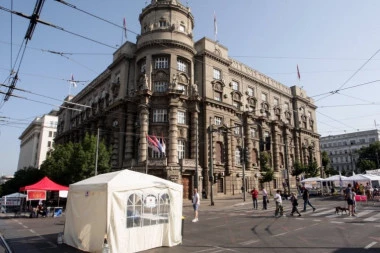 NEKOLIKO BLOKADERA TERORIŠE BEOGRAD! I danas protest na najprometnijoj saobraćajnici u Beogradu - GRAĐANI ZAROBLJENI U KOLONAMA! (FOTO)
