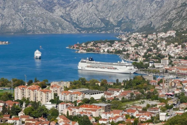 ŠOKANTNE CENE U GRČKOJ! Ležaljke se plaćaju i do 320 evra - Trošak na plaži postaje sve nedostižniji