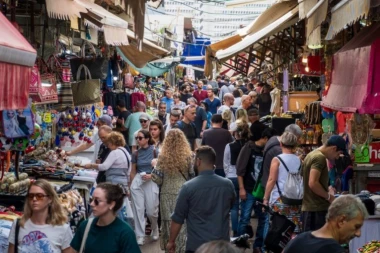 MILIONI LJUDI STALI NA ULICI U 09.05! Evo zašto su danas svi ZAĆUTALI i pogledali u nebo (VIDEO)