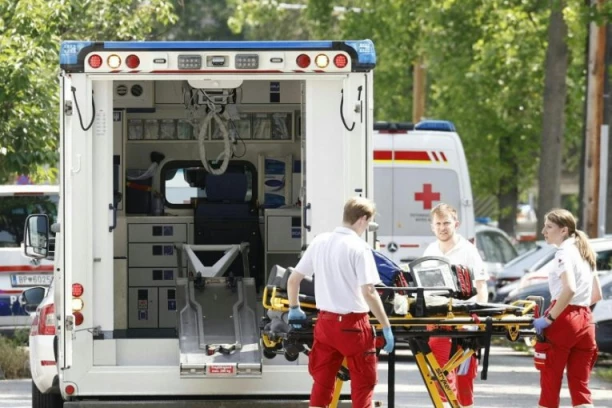 POVREĐENI NA SVE STRANE, NE ZNA IM SE TAČAN BROJ: 65 vozila Hitne pomoći na terenu, više od 158 volontera pruža pomoć deci