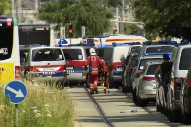 TELA U BELIM VREĆAMA PORED PUTA! Užasne scene iz Graca, ubica presudio sebi u toaletu, jezivi snimci kruže internetom (VIDEO)