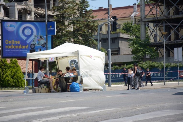SRAMOTNE IZJAVE STUDENATA-FOTELJAŠA! Žele svoj narod da predstave kao negativca, a Kosovo i Metohiju ne smatraju delom Srbije