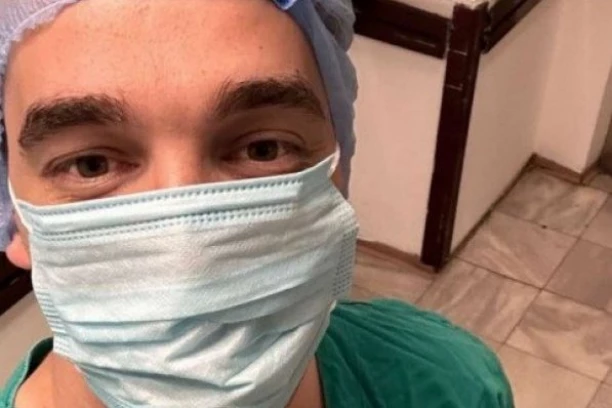 PRVO OGLAŠAVANJE PONOSNOG TATE! Svi su mu govorili da NE TREBA DA BUDE U SALI TOKOM POROĐAJA - o potezu pevača svi bruje! (FOTO)